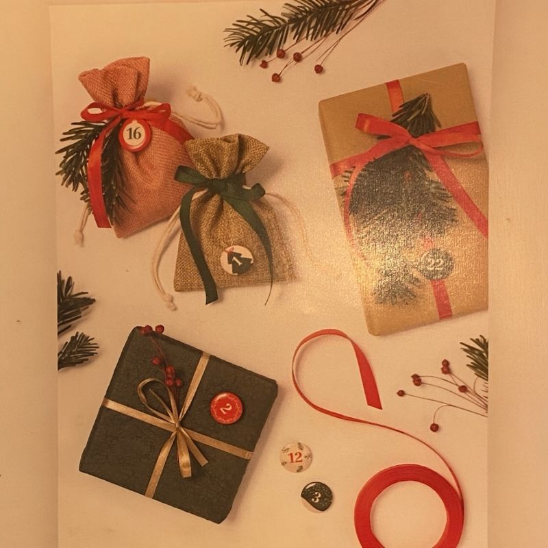 Adventskalender-merker med sikkerhetsnål